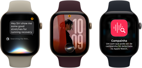 Três relógios Apple Watch Series 12, um com caixa dourada-clara de alumínio, conversa com a Siri AI, pulseira esportiva areia, um com caixa dourada-clara de alumínio, foto personalizada no mostrador com a complicação da Siri AI, pulseira esportiva bordô e um com caixa cinza-espacial de alumínio, campainha, pulseira esportiva preta