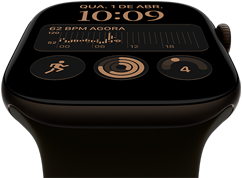 Apple Watch Series 12 com caixa de alumínio bronze-escura, mostrador Modular, complicações: dia e data, Exercícios, círculos de Atividade, Apple Music, lateral direita com Digital Crown, pulseira esportiva na cor verde-oliva