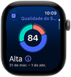 Apple Watch Series 12 com caixa cinza-espacial de alumínio, gráfico circular com a pontuação do sono, Digital Crown no lado direito
